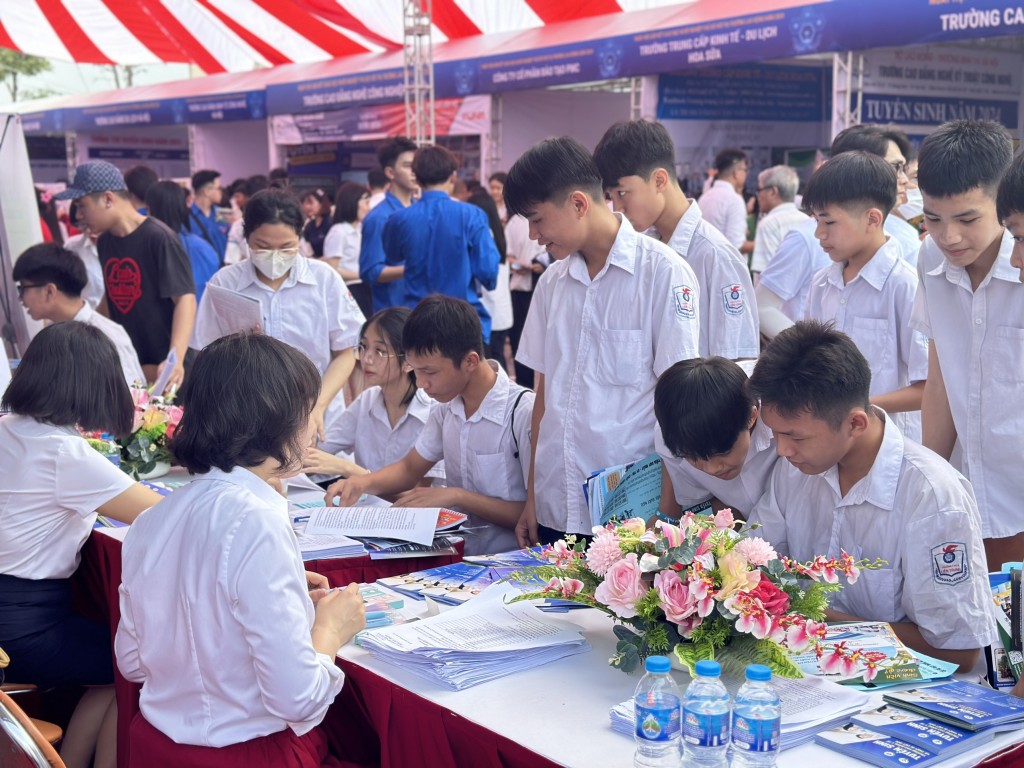 Nhiều học sinh quan tâm đến gian hàng của trường Cao đẳng Y tế và Thiết bị Việt Đức