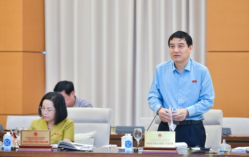 Chủ nhiệm Ủy ban Văn hóa - Giáo dục của Quốc hội Nguyễn Đắc Vinh thảo luận.