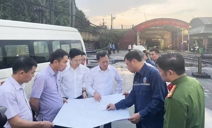 Ông Cao Tường Huy, Chủ tịch UBND tỉnh Quảng Ninh chỉ đạo xử lý vụ việc tại hiện trường.