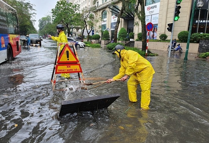 Người dân đảm bảo an toàn khi tham gia giao thông mùa mưa, bão