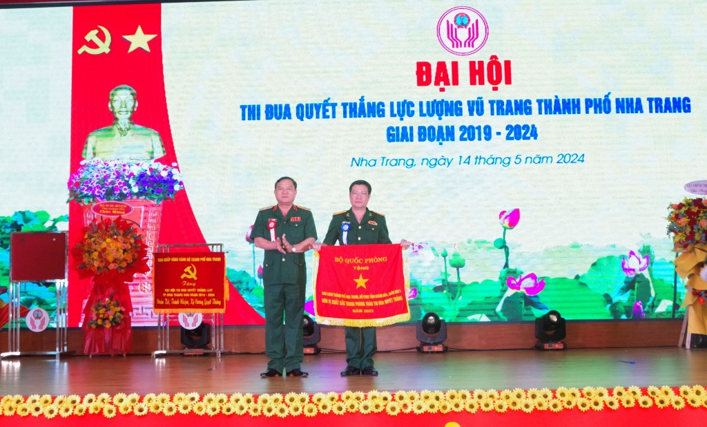 3.	Thiếu tướng Võ Văn Hưng trao cờ thi đua của Bộ Quốc phòng cho Ban Chỉ huy Quân sự TP Nha Trang (Ảnh: Tuổi trẻ Khánh Hòa)