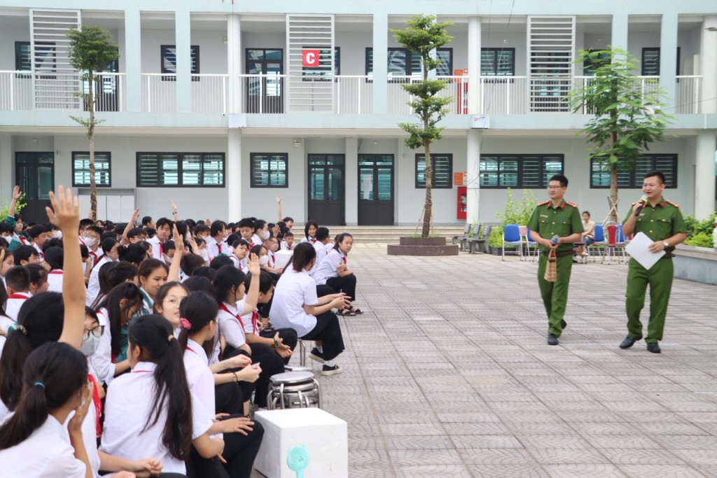 Tuyên truyền Luật Căn cước 2023 cho học sinh trường THCS Trần Phú