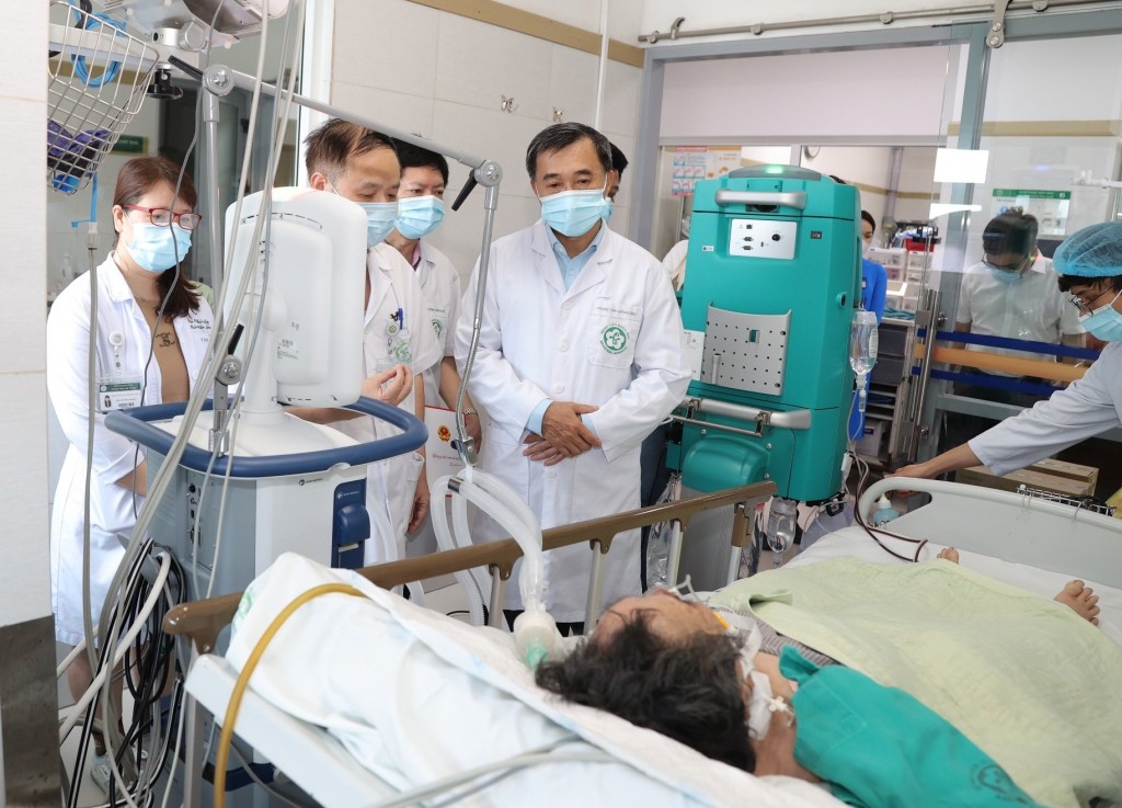 GS.TS Trần Văn Thuấn - Thứ trưởng Bộ Y tế đến thăm, nghe báo cáo công tác điều trị nạn nhân nặng nhất của vụ cháy nhà trọ đang điều trị tại Trung tâm Hồi sức, Bệnh viện Bạch Mai.