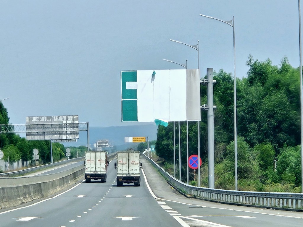 Bài 3: Xuất hiện nhiều biển báo "trắng" trên cao tốc Đà Nẵng - Quảng Ngãi