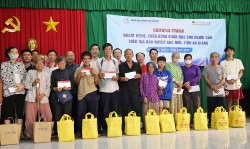 Agribank trao quà cho người khó khăn tại tỉnh An Giang