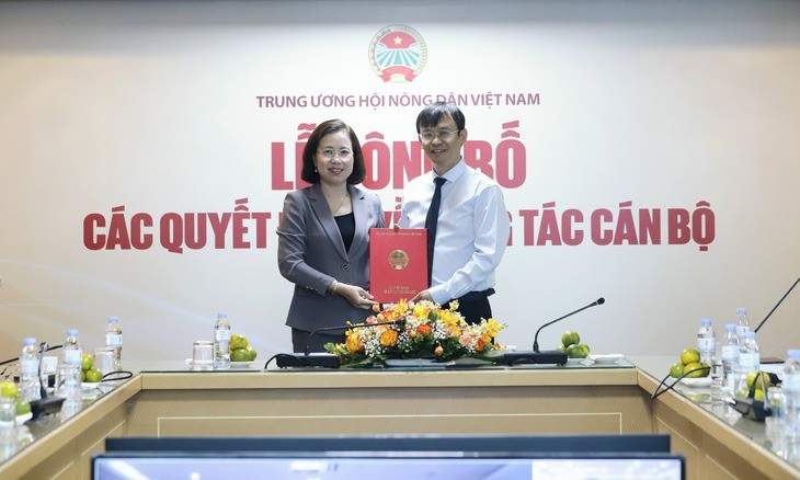 Bà Bùi Thị Thơm, phó chủ tịch Ban chấp hành Trung ương Hội Nông dân Việt Nam, trao quyết định bổ nhiệm cho nhà báo Nguyễn Văn Hoài