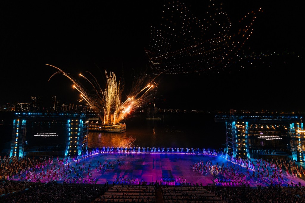 Tiết mục như lời chào tạm biệt của Lễ hội Sông nước TP HCM lần 2 đến với người dân và du khách