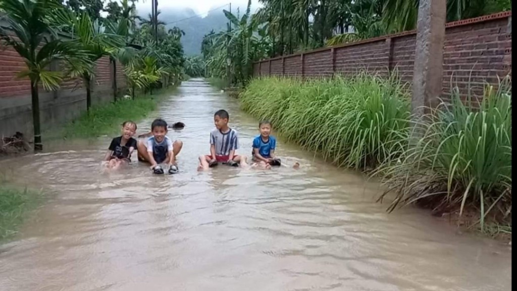 Hải Phòng: Mưa lớn nhiều giờ khiến nhiều tuyến đường thành “ao”