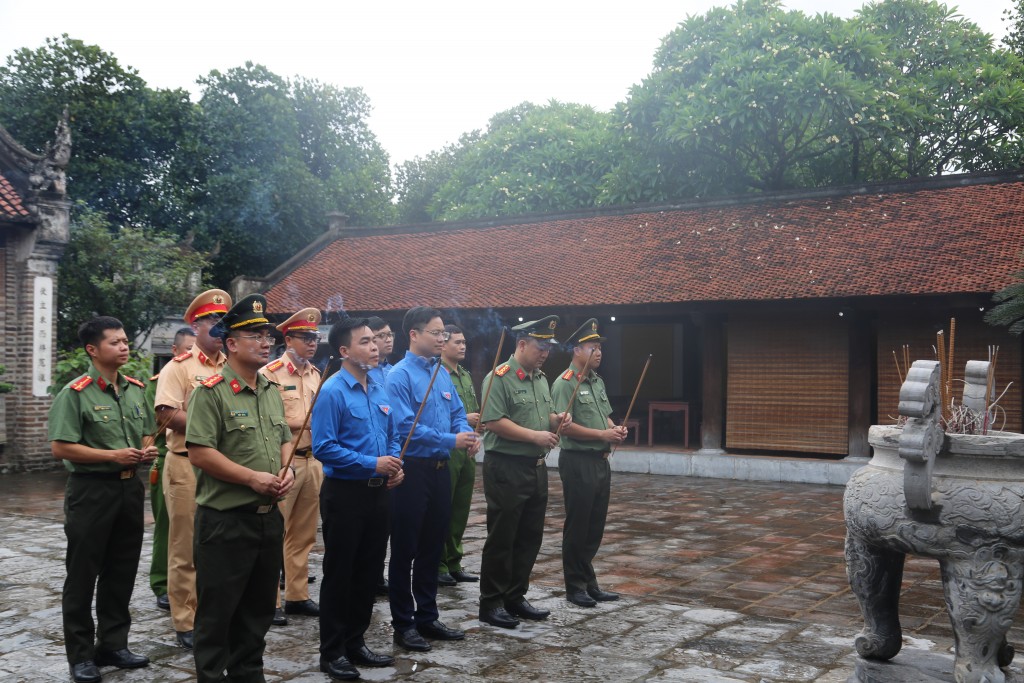 Thành đoàn Hà Nội đã cùng các đơn vị phối hợp, đồng hành tổ chức dâng hương tại Di tích quốc gia đặc biệt Cổ Loa