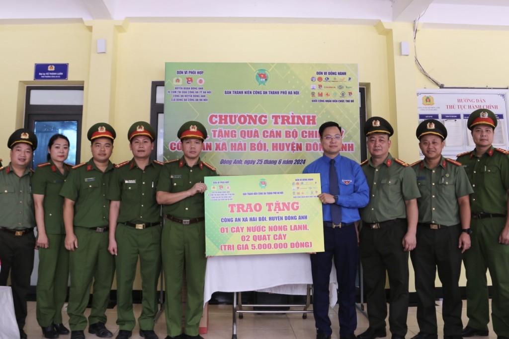 Ban Thanh niên Công an Thành phố Hà Nội cùng các đơn vị phối hợp trao tặng qùa cho công an xã Hải Bối, huyện Đông Ạnh
