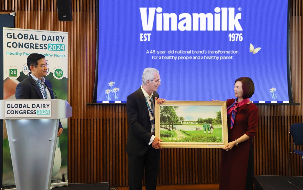 Đại diện Vinamilk trao tặng bức tranh trang trại Green Farm của Vinamilk tới ông Richard Hall - Chủ tịch Hội nghị sữa toàn cầu