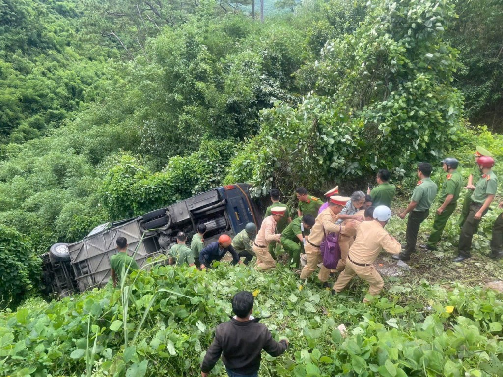 Đắk Nông: Lật xe ô tô khách nhiều người bị thương