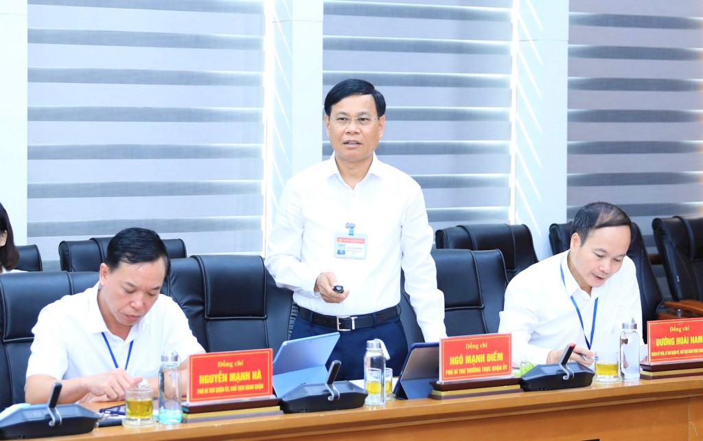 Phó Bí thư Thường trực Quận ủy Long Biên Ngô Mạnh Điềm báo cáo tại buổi làm việc. 