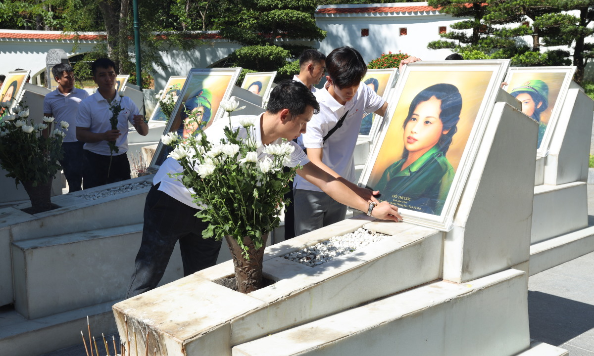 Về Đồng Lộc nghe gió kể chuyện xưa