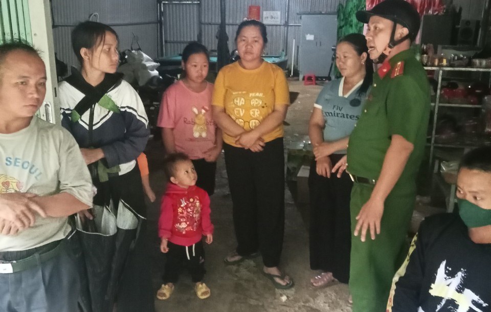Cấp ủy chính quyền và lực lượng công an huyện Mường Lát tuyên truyền, vận động nhân dân di tản khỏi khu vực có nguy cơ sạt, lở đến nơi an toàn