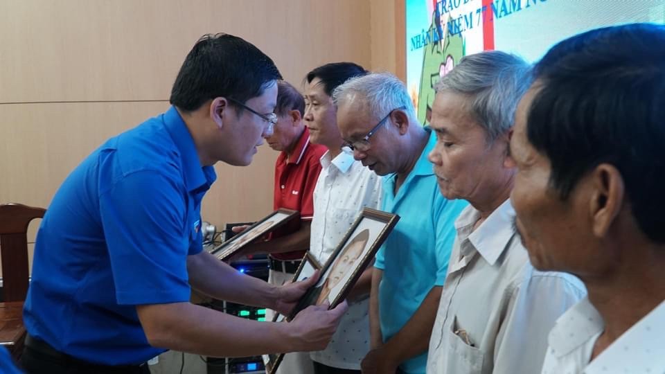 Anh Nguyễn Thanh Hoài, Bí thư Tỉnh đoàn Thừa Thiên – Huế trao tặng di ảnh được phục dựng cho gia đình thân nhân liệt sĩ 