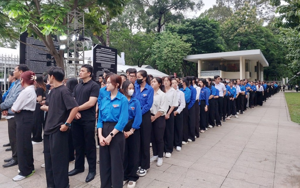 Người dân xếp hàng từ sáng sớm vào viếng Tổng Bí thư Nguyễn Phú Trọng