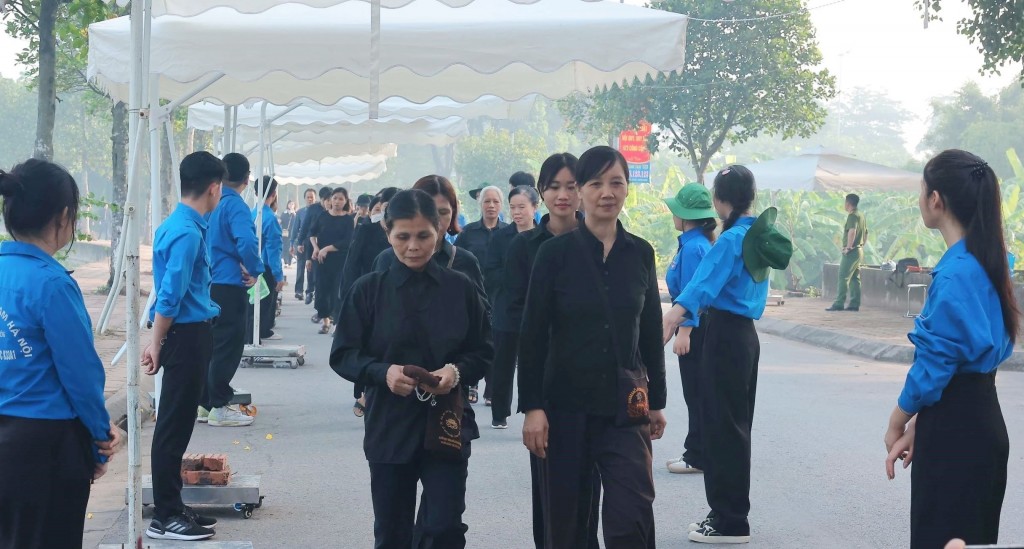 Người dân xếp hàng từ sáng sớm vào viếng Tổng Bí thư Nguyễn Phú Trọng