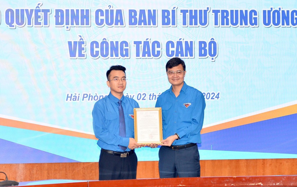 Đồng chí Bùi Quang Huy, Ủy viên dự khuyết Trung ương Đảng, Bí thư thứ nhất Trung ương Đoàn Thanh niên Cộng sản Hồ Chí Minh trao quyết định của Ban bí thư Trung ương đoàn về công tác cán bộ đến đồng chí Lê Khắc Nguyên Anh.