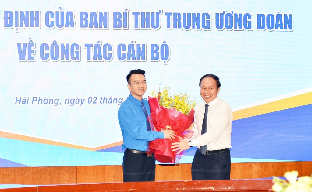 Đồng chí Lê Tiến Châu, Uỷ viên Trung ương Đảng, Bí thư Thành uỷ, Trưởng đoàn đại biểu Quốc hội thành phố tặng hoa chúc mừng đồng chí Lê Khắc Nguyên Anh.