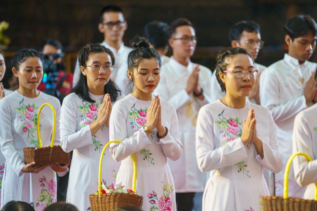 Nhân dân và du khách thực hành hạnh nguyện báo hiếu trong mùa Vu Lan