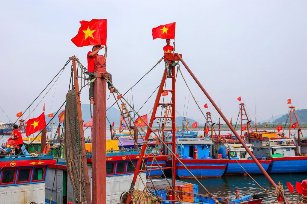 Linh thiêng lá cờ đỏ sao vàng tung bay trên biển