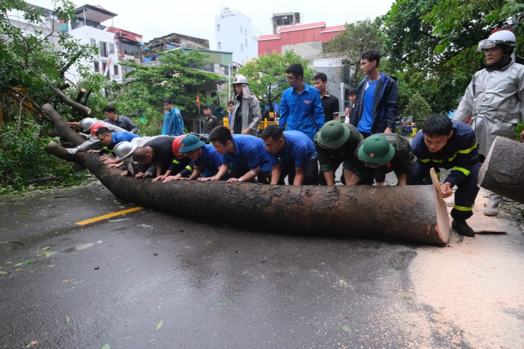 Xuyên đêm tình nguyện hỗ trợ khắc phục hậu quả bão số 3