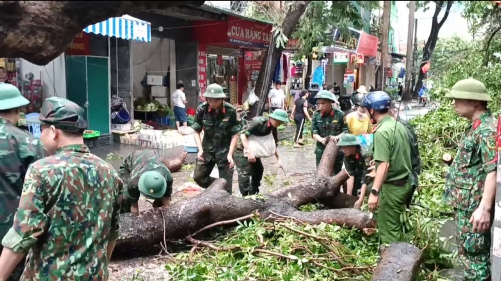 Quận Hoàng Mai: Chủ động từ sớm, nhanh chóng khắc phục hậu quả sau bão