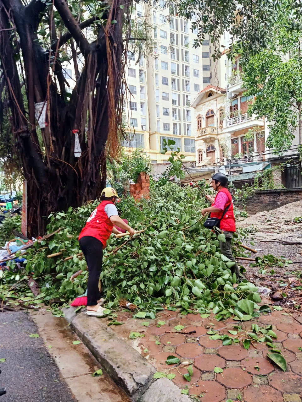 Quận Hoàng Mai nhanh chóng khắc phục hậu quả sau bão