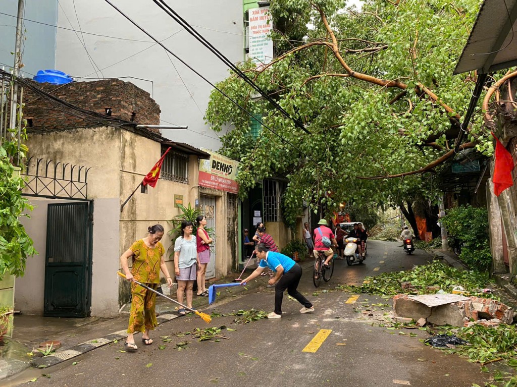 Tổ 15 khu 10 phường Mai Động, quận Hoàng Mai khắc phục hậu quả bão số 3