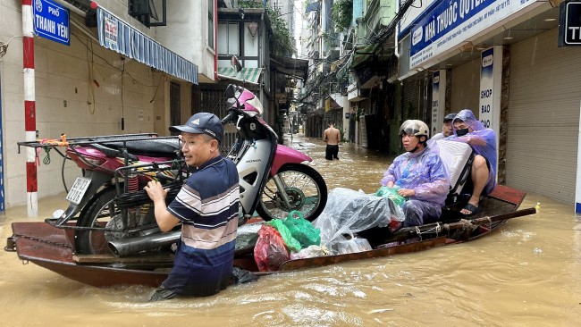 Người dân phường Phúc Tân chật vật "chạy lũ"