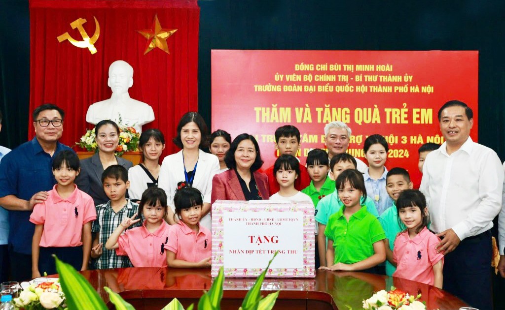 Bí thư Thành uỷ Hà Nội tặng quà Trung thu cho trẻ mồ côi