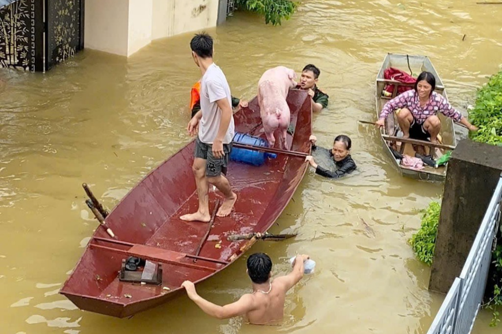 Huyện Mỹ Đức ứng trực thường xuyên tại các tuyến đê xung yếu