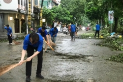 Cùng người dân tổng vệ sinh môi trường, ổn định cuộc sống