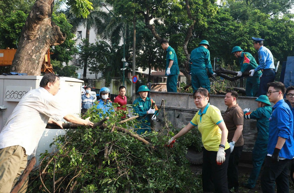 Đông đảo cán bộ và nhân dân hưởng ứng tổng vệ sinh môi trường Thủ đô. Ảnh: Viết Thành