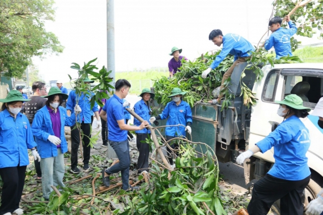 700 bạn trẻ Hoàng Mai góp sức để phố phường sạch đẹp sau bão