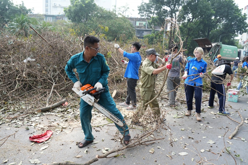 Nhiều lực lượng cùng người dân tham gia tổng vệ sinh môi trường đô thị