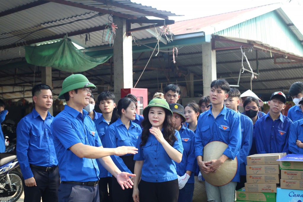 Bí thư thứ nhất Trung ương Đoàn thăm, động viên người dân Sóc Sơn