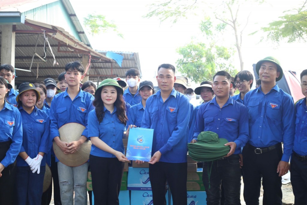 Bí thư Thành đoàn Hà Nội Chu Hồng Minh tặng quà động viên thanh niên tình nguyện huyện Sóc Sơn 