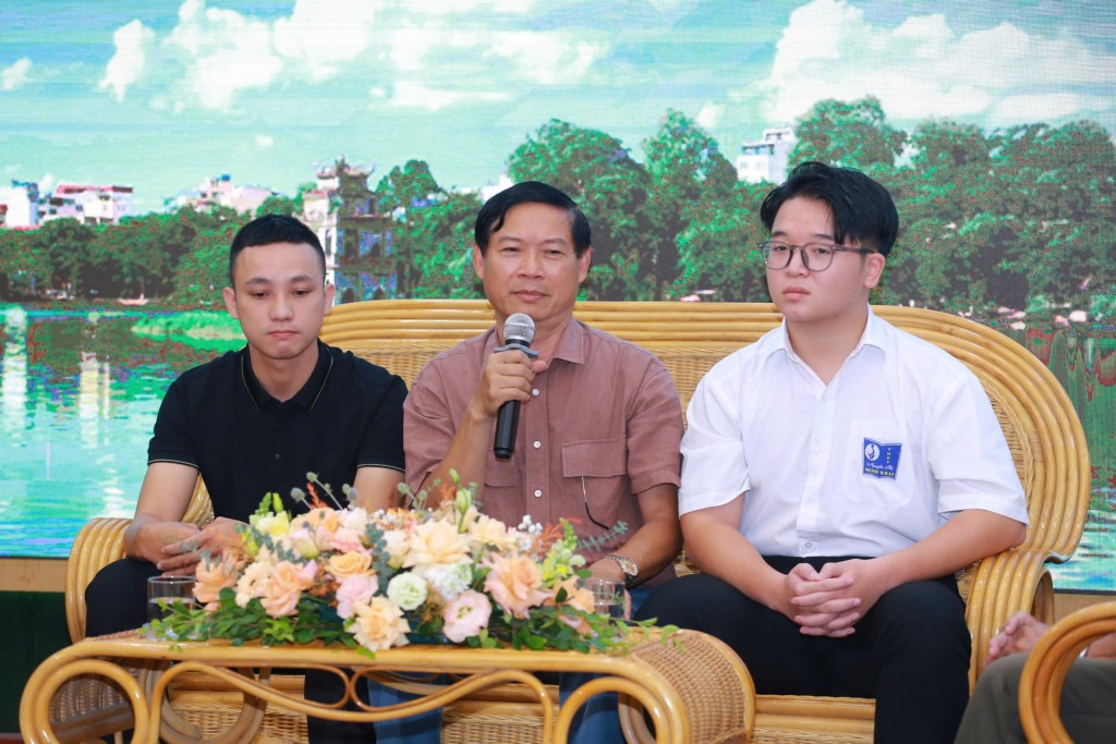 Ngưởi trẻ nguyện viết tiếp khát vọng non sông Ngưởi trẻ nguyện viết tiếp khát vọng non sông