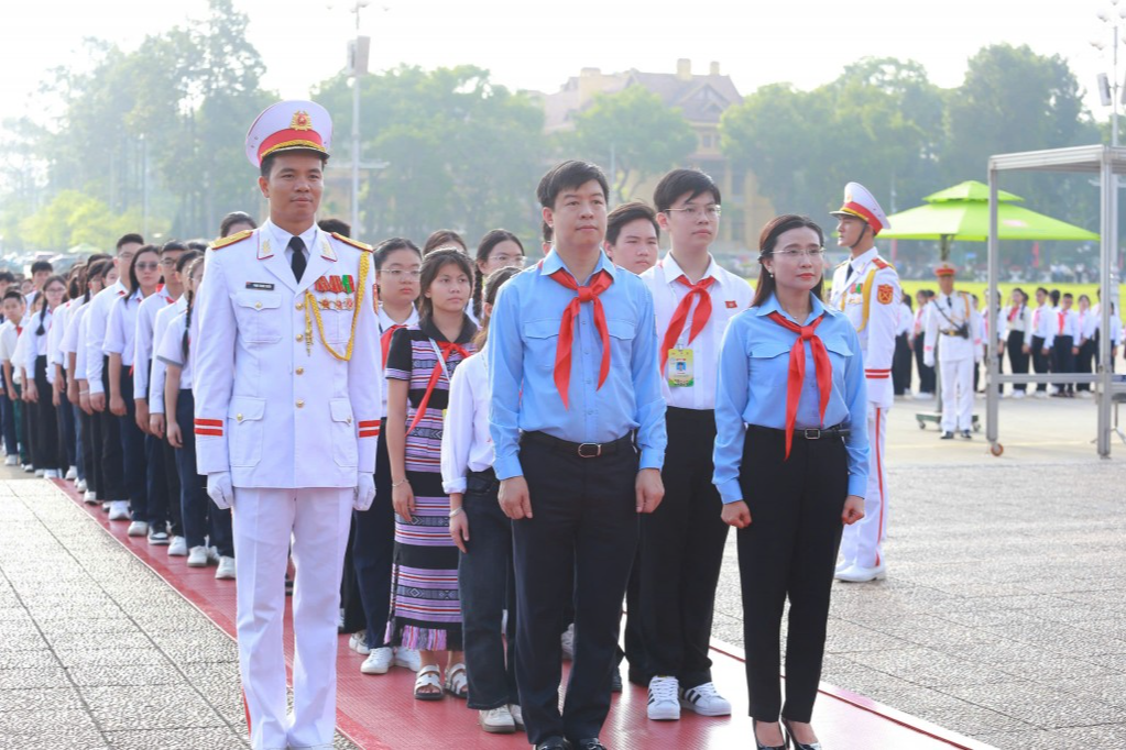 Đoàn đại biểu “Quốc hội trẻ em” vào Lăng viếng Bác