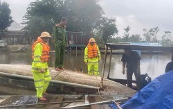 Vận động người dân dự trữ nhu yếu phẩm ứng phó với mưa lũ