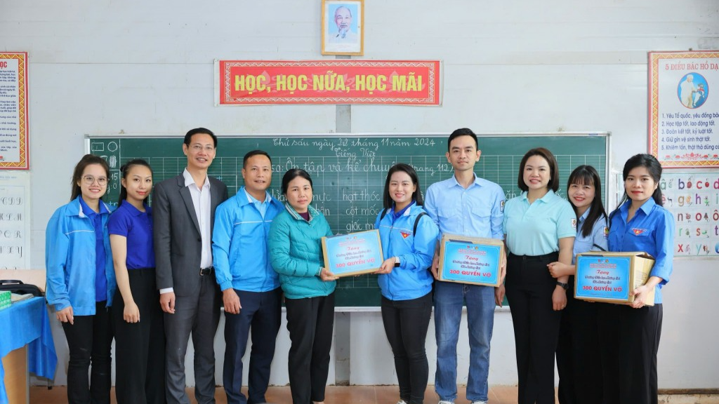 Đoàn tình nguyện trao tặng quà đến các em học sinh 