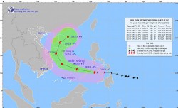 Siêu bão RAI đang suy yếu khi tiến vào biển Đông, hướng di chuyển phức tạp