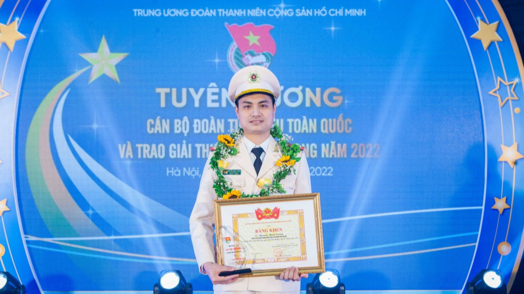 Đại úy trẻ và màu áo Đoàn