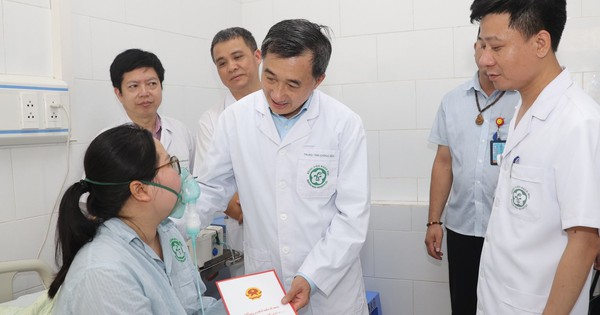 Thứ trưởng Trần Văn Thuấn thăm bệnh nhân vụ cháy nhà trọ phố Trung Kính