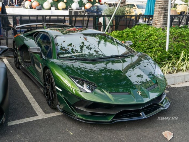 Lamborghini Aventador SVJ của ông chủ chuỗi Pharmacity ra phố mừng năm mới