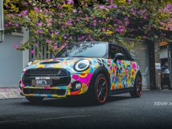 Sài Gòn: Mini Cooper S Convertible diện "bộ cánh" hoa cúc 7 màu sặc sỡ khiến ai cũng phải ngoái nhìn