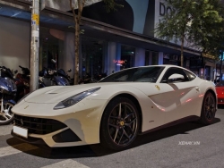 "Ngựa chồm" Ferrari F12 Berlinetta màu trắng duy nhất tại Việt Nam "khoe dáng" trên phố