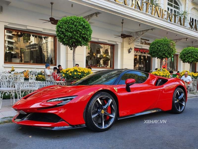 Sài Gòn: Bắt gặp siêu phẩm Ferrari SF90 Stradale xuống phố ngày đầu xuân